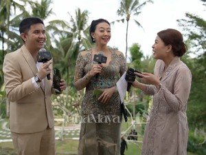 Luna Maya-Maxime Melukat Pakai Kain Batik Gambar Wajah Mendiang Ortu