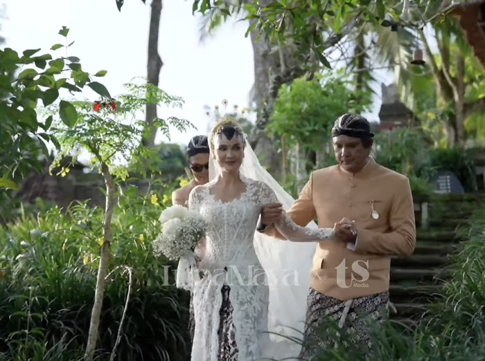 Akad nikah Luna Maya dan Maxime Bouttier.