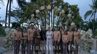Pengantin foto dengan dua keluarga inti. Foto: YouTube Luna Maya dan TS Media