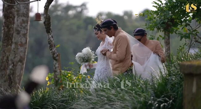 Luna Maya dan Maxime Bouttier resmi menjadi pasangan suami-istri pada Rabu (7/5/25). Akad nikah digelar di COMO Shambhala Estate, Bali, secara outdoor dengan tata cara Yogyakarta. Foto: YouTube/Luna Maya