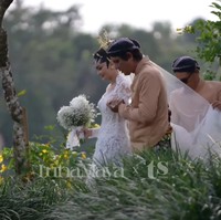 Luna Maya dan Maxime Bouttier resmi menjadi pasangan suami-istri pada Rabu (7/5/25). Akad nikah digelar di COMO Shambhala Estate, Bali, secara outdoor dengan tata cara Yogyakarta. Foto: YouTube/Luna Maya