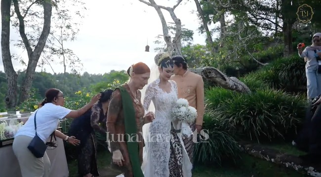 Warna putih sendiri bisa menjadi lambang kesucian dan kemurnian dalam pernikahan. Senada dengan kebaya yang dikenakan, Luna juga memilih bunga warna putih untuk hand bouquet yang digenggamnya. Foto: YouTube/Luna Maya