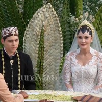 Melengkapi penampilannya Luna memilih mengenakan veil panjang menyapu lantai. Rambutnya tampak rapi tersanggul dengan berhias ronce melati, 5 buah cunduk mentul, serta paes ageng khas pengantin Yogyakarta. Foto: YouTube/Luna Maya