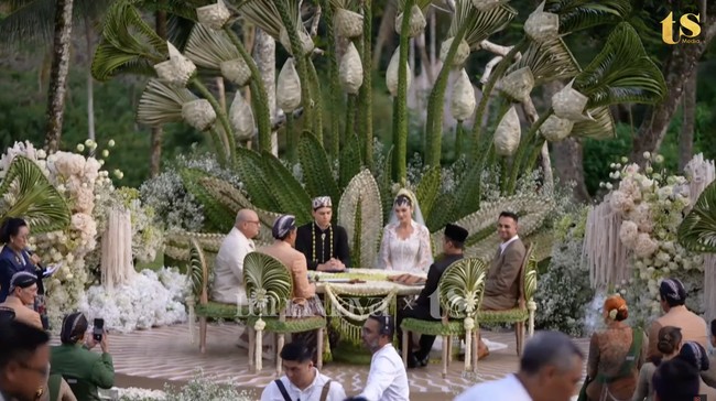 Sementara Maxime tampil gagah kenakan beskap hitam dipadukan kain batik warna coklat-putih khas Yogyakarta, seperti yang dikenakan Luna. Jadi pengantin Yogyakarta, pria 32 tahun itu juga membawa keris di pinggangnya dan mengenakan blangkon di kepalanya. Penampilannya semakin lengkap dengan kalung ronce melati serta bros yang disematkan pada beskap yang dikenakan. Foto: YouTube/Luna Maya