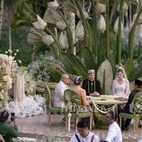 Sementara Maxime tampil gagah kenakan beskap hitam dipadukan kain batik warna coklat-putih khas Yogyakarta, seperti yang dikenakan Luna. Jadi pengantin Yogyakarta, pria 32 tahun itu juga membawa keris di pinggangnya dan mengenakan blangkon di kepalanya. Penampilannya semakin lengkap dengan kalung ronce melati serta bros yang disematkan pada beskap yang dikenakan. Foto: YouTube/Luna Maya