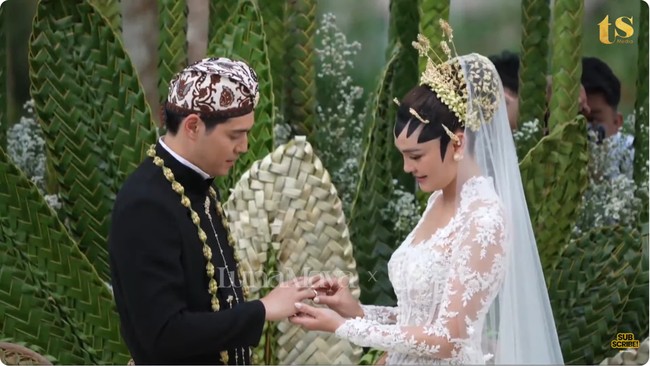 Dengan mahar berupa logam mulia seberat 7,5 gram dan uang tunai senilai US$ 2.025, Luna resmi dipersunting Maxime. Suami Maia Estianty, Irwan Mussry, hadir sebagai saksi dari pihak Maxime, sementara Raffi Ahmad dari pihak Luna Maya. Foto: YouTube/Luna Maya