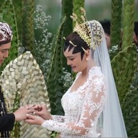 Dengan mahar berupa logam mulia seberat 7,5 gram dan uang tunai senilai US$ 2.025, Luna resmi dipersunting Maxime. Suami Maia Estianty, Irwan Mussry, hadir sebagai saksi dari pihak Maxime, sementara Raffi Ahmad dari pihak Luna Maya. Foto: YouTube/Luna Maya