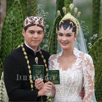 Di hari sebelumnya Luna dan Maxime diketahui sudah menggelar acara siraman. Di acara tersebut Luna tampil flawless dengan riasan soft glam. Kini penampilannya tak kalah memukau dan bikin pangling. Foto: YouTube/Luna Maya