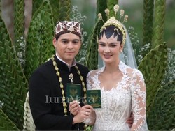 8 Gaya Luna Maya Jadi Pengantin Yogyakarta, Anggun Manglingi Berkebaya Putih