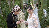 Maxime tak henti-hentinya memandangi wajah Luna Maya yang kini berstatus sebagai istrinya. Foto: dok. Channel YouTube Luna Maya x TS Media