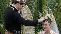 Maxime Bouttier berdoa sambil memegang kepala Luna Maya, Allahumma inni as-aluka min khairahaa wa khairimaa jabaltahaa ilaiha, wa auuzubika min syarrihaa wa syarrimaa jabaltahaa ilaiha. Foto: dok. Channel YouTube Luna Maya x TS Media