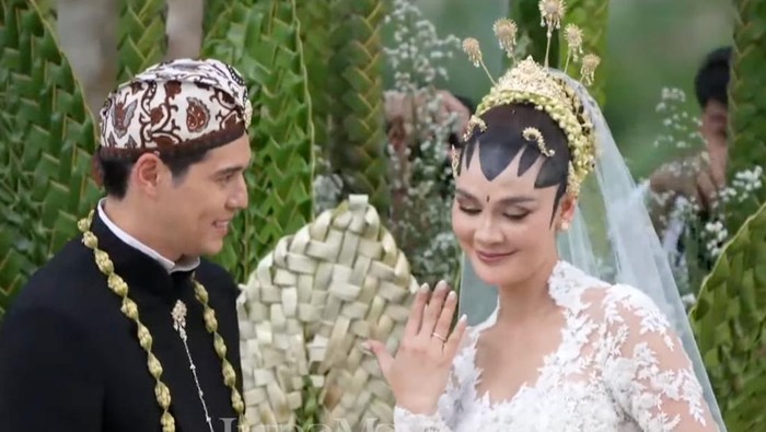 luna maya dan maxime bouttier Luna Maya dan Maxime Bouttier menikah.