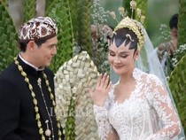 Saat Luna Maya Pamer Cincin dan Buku Nikah