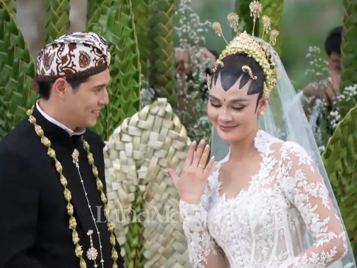 Luna Maya dan Maxime Bouttier menikah.