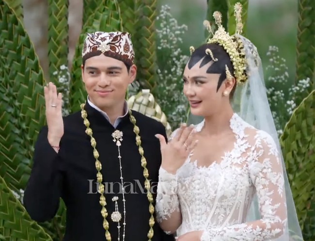 Tampak begitu bahagia, Luna tak henti memamerkan senyumnya. Pesona pengantin begitu terpancar di diri Luna. Ditambah dengan riasan natural glam yang flawless, penampilan Luna makin memukau. Foto: YouTube Luna Maya dan TS Media