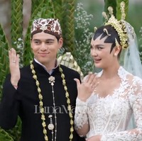 Tampak begitu bahagia, Luna tak henti memamerkan senyumnya. Pesona pengantin begitu terpancar di diri Luna. Ditambah dengan riasan natural glam yang flawless, penampilan Luna makin memukau. Foto: YouTube Luna Maya dan TS Media
