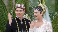 Senyuman bahagia Luna Maya dan Maxime Bouttier memamerkan cincin pernikahan. Foto: YouTube Luna Maya dan TS Media