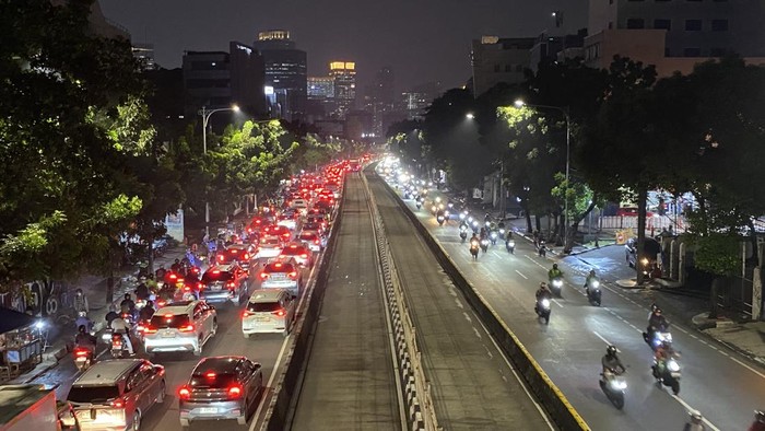 Macet kawasan Mampang, Jakarta Selatan malam ini, Rabu (7/5). (Devi/detikcom)