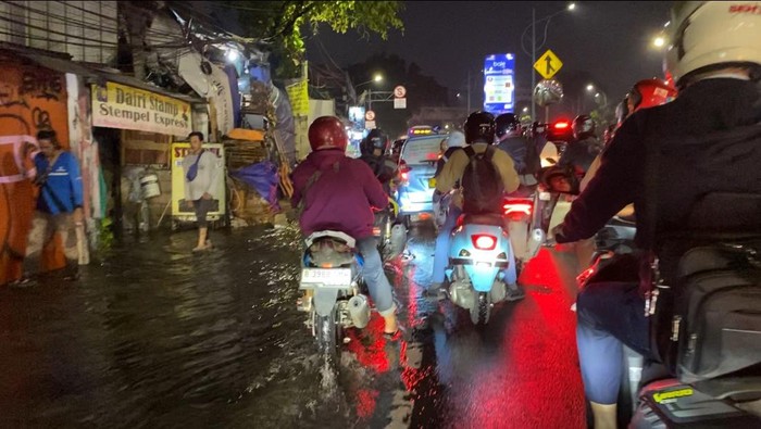 Macet kawasan Mampang, Jakarta Selatan malam ini, Rabu (7/5). (Devi/detikcom)