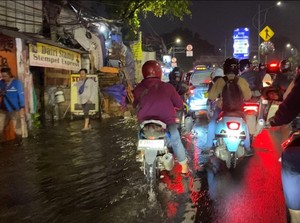 Ada Genangan Air, Lalin Mampang Jaksel Macet Malam Ini