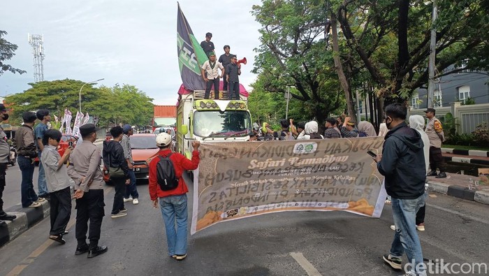 Mahasiswa demo sembari menutup satu ruas Jalan Sultan Alauddin Makassar.