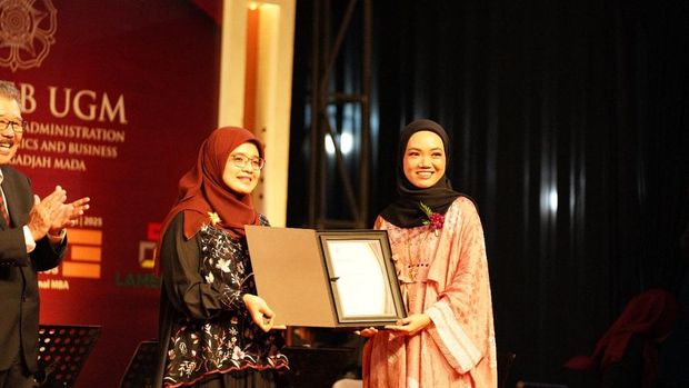 Mahasiswa Program International MBA FEB UGM, Oryza Novianingtyas (34), menjadi Wisudawan Terbaik MBA periode April 2025 dengan IPK 4,00.