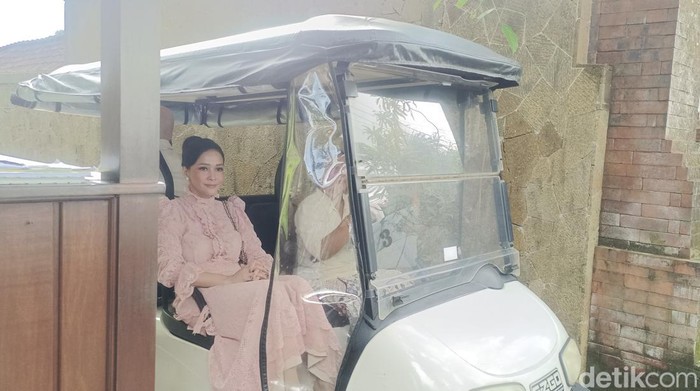 Maia Estianti saat tiba di lokasi akad nikah Luna Maya dan Maxime di Ubud, Bali, Rabu (7/5/2025).
