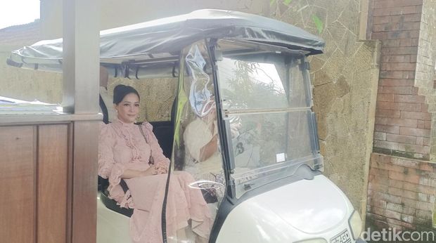 Maia Estianti saat tiba di lokasi akad nikah Luna Maya dan Maxime di Ubud, Bali, Rabu (7/5/2025).