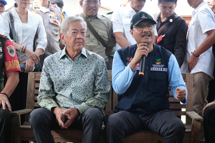 Mensos Gus Ipul Kunjungi Lokasi Banjir Rob di Kampung Nelayan Eretan Kulon