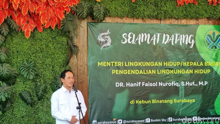 Menteri Lingkungan Hidup dalam kunjungannya ke Kebun Binatang Surabaya (KBS)