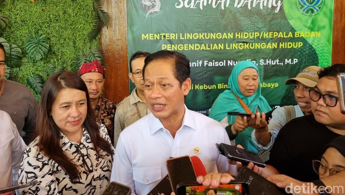 Menteri Lingkungan Hidup di Kebun Binatang Surabaya