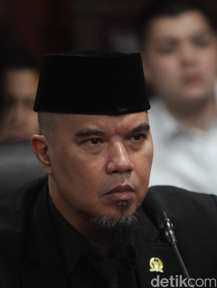 MKD DPR RI menetapkan anggota Komisi X DPR RI Ahmad Dhani bersalah. Ia diberi sanksi teguran lisan dan meminta maaf kepada pengadu dalam tujuh hari.