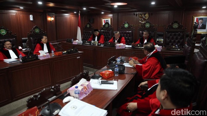 MKD DPR RI menetapkan anggota Komisi X DPR RI Ahmad Dhani bersalah. Ia diberi sanksi teguran lisan dan meminta maaf kepada pengadu dalam tujuh hari.