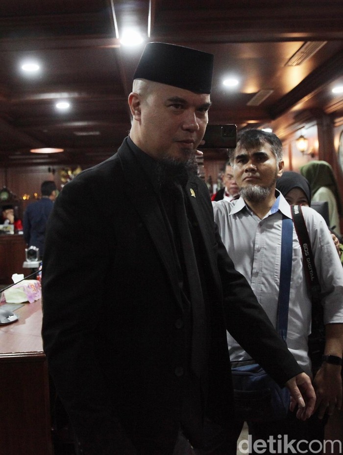 MKD DPR RI menetapkan anggota Komisi X DPR RI Ahmad Dhani bersalah. Ia diberi sanksi teguran lisan dan meminta maaf kepada pengadu dalam tujuh hari.