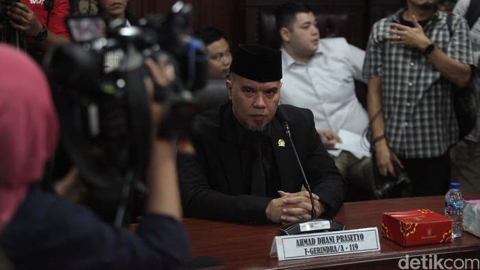MKD DPR RI Tetapkan Ahmad Dhani Bersalah MKD DPR RI menetapkan anggota Komisi X DPR RI Ahmad Dhani bersalah. Ia diberi sanksi teguran lisan dan meminta maaf kepada pengadu dalam tujuh hari.