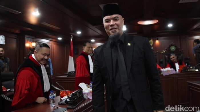 MKD DPR RI menetapkan anggota Komisi X DPR RI Ahmad Dhani bersalah. Ia diberi sanksi teguran lisan dan meminta maaf kepada pengadu dalam tujuh hari.
