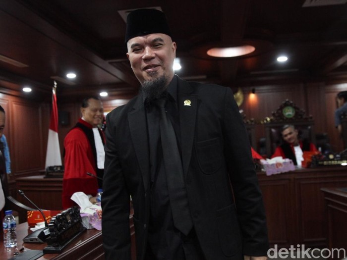 MKD DPR RI menetapkan anggota Komisi X DPR RI Ahmad Dhani bersalah. Ia diberi sanksi teguran lisan dan meminta maaf kepada pengadu dalam tujuh hari.