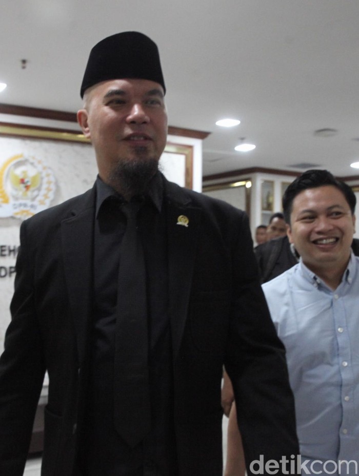 MKD DPR RI Tetapkan Ahmad Dhani Bersalah MKD DPR RI menetapkan anggota Komisi X DPR RI Ahmad Dhani bersalah. Ia diberi sanksi teguran lisan dan meminta maaf kepada pengadu dalam tujuh hari.