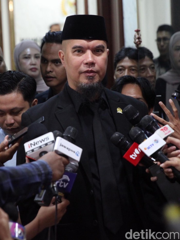 MKD DPR RI Tetapkan Ahmad Dhani Bersalah MKD DPR RI menetapkan anggota Komisi X DPR RI Ahmad Dhani bersalah. Ia diberi sanksi teguran lisan dan meminta maaf kepada pengadu dalam tujuh hari.
