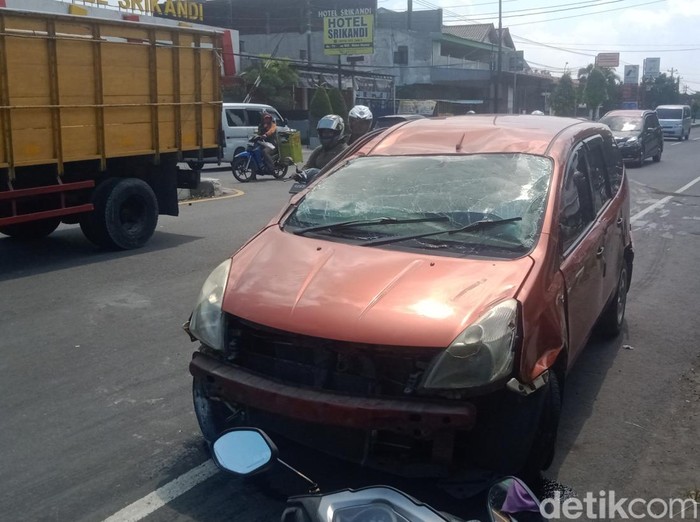 Mobil Livina sempat terbalik gegara kecelakaan lawan motor di jalan Jogja-Solo, Desa Banaran, Kecamatan Delanggu, Klaten, Rabu (7/5/2025).