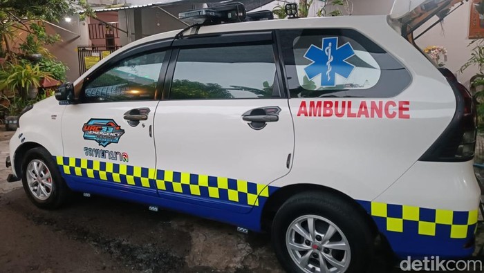 Mobil pribadi Bryan yang diubah jadi ambulans gratis saat terparkir di kediamannya, Jadan, Tamantirto, Kasihan, Bantul, Rabu (7/5/2025).