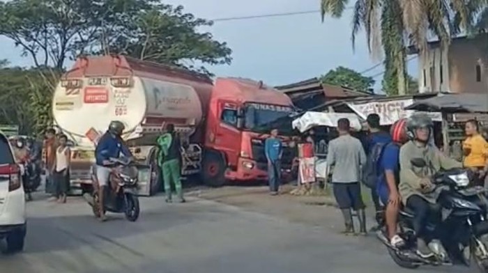 Mobil tangki Pertamina tabrak kios warga di Luwu Utara.