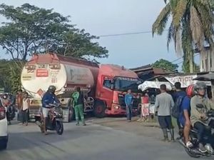Mobil Tangki BBM Tabrak Kios Warga di Luwu Utara