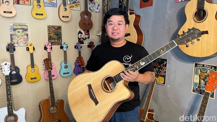 Modal Nol Rupiah, Pria Ini Raup Puluhan Juta dari Jualan Gitar Mandalika!