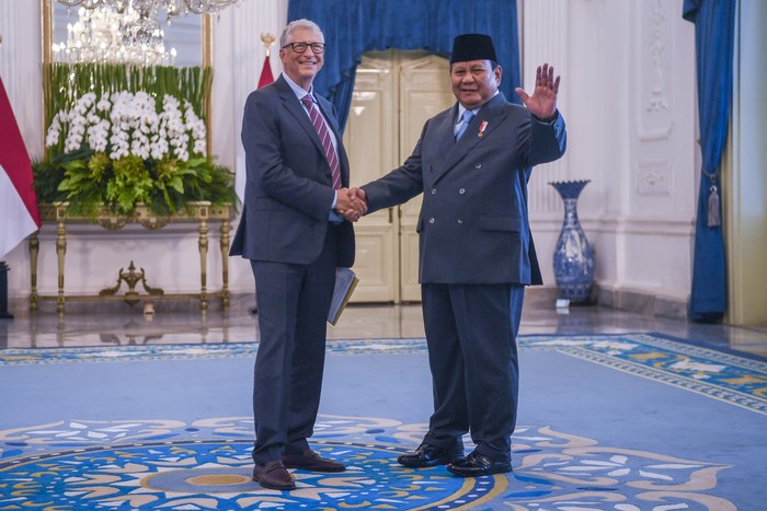 Presiden Prabowo Subianto (kiri) memperkenalkan sejumlah pengusaha kepada Pendiri Microsoft dan tokoh filantropi dunia Bill Gates (kedua kiri) sebelum melakukan pertemuan di Istana Merdeka, Jakarta, Rabu (7/5/2025). Pertemuan tersebut membahas sejumlah inisiatif pembangunan berkelanjutan, khususnya pada isu kesehatan global, nutrisi, inklusi keuangan, dan infrastruktur digital publik. ANTARA FOTO/Galih Pradipta/rwa.