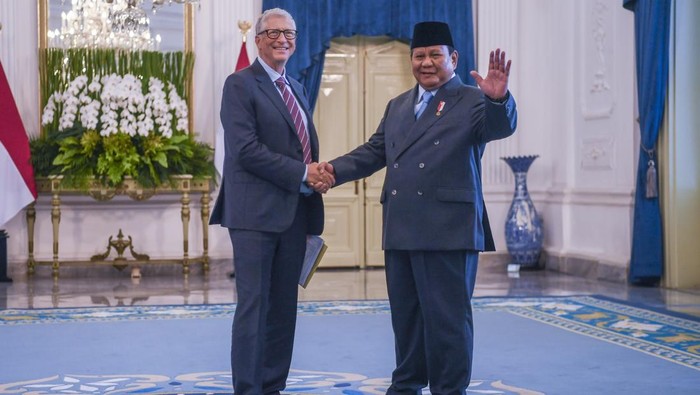 Presiden Prabowo Subianto (kiri) memperkenalkan sejumlah pengusaha kepada Pendiri Microsoft dan tokoh filantropi dunia Bill Gates (kedua kiri) sebelum melakukan pertemuan di Istana Merdeka, Jakarta, Rabu (7/5/2025). Pertemuan tersebut membahas sejumlah inisiatif pembangunan berkelanjutan, khususnya pada isu kesehatan global, nutrisi, inklusi keuangan, dan infrastruktur digital publik. ANTARA FOTO/Galih Pradipta/rwa.