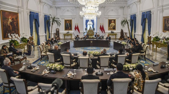 Presiden Prabowo Subianto (kiri) memperkenalkan sejumlah pengusaha kepada Pendiri Microsoft dan tokoh filantropi dunia Bill Gates (kedua kiri) sebelum melakukan pertemuan di Istana Merdeka, Jakarta, Rabu (7/5/2025). Pertemuan tersebut membahas sejumlah inisiatif pembangunan berkelanjutan, khususnya pada isu kesehatan global, nutrisi, inklusi keuangan, dan infrastruktur digital publik. ANTARA FOTO/Galih Pradipta/rwa.