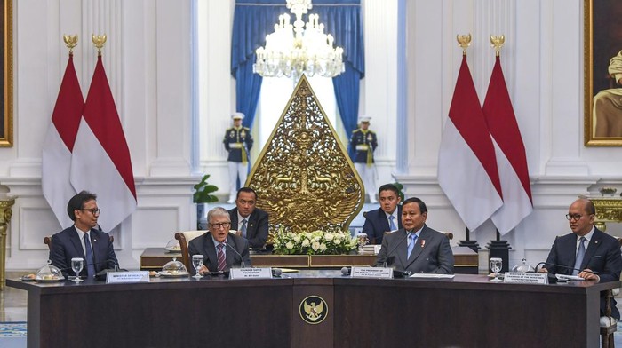 Momen Prabowo & Bill Gates Ngobrol Bareng Para Konglomerat RI Presiden Prabowo Subianto (kiri) memperkenalkan sejumlah pengusaha kepada Pendiri Microsoft dan tokoh filantropi dunia Bill Gates (kedua kiri) sebelum melakukan pertemuan di Istana Merdeka, Jakarta, Rabu (7/5/2025). Pertemuan tersebut membahas sejumlah inisiatif pembangunan berkelanjutan, khususnya pada isu kesehatan global, nutrisi, inklusi keuangan, dan infrastruktur digital publik. ANTARA FOTO/Galih Pradipta/rwa.