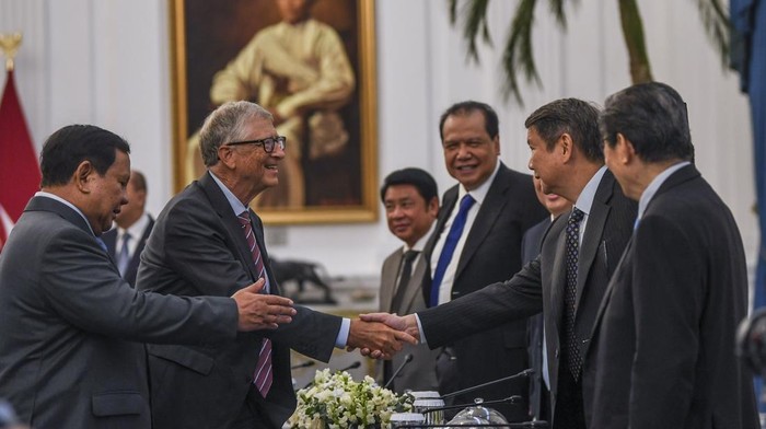 Presiden Prabowo Subianto (kiri) memperkenalkan sejumlah pengusaha kepada Pendiri Microsoft dan tokoh filantropi dunia Bill Gates (kedua kiri) sebelum melakukan pertemuan di Istana Merdeka, Jakarta, Rabu (7/5/2025). Pertemuan tersebut membahas sejumlah inisiatif pembangunan berkelanjutan, khususnya pada isu kesehatan global, nutrisi, inklusi keuangan, dan infrastruktur digital publik. ANTARA FOTO/Galih Pradipta/rwa.