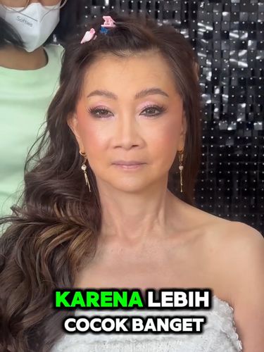 MUA ini membagikan transformasi makeup kliennya yang berusia 64 tahun dengan konsep makeup tema sweet seventeen.